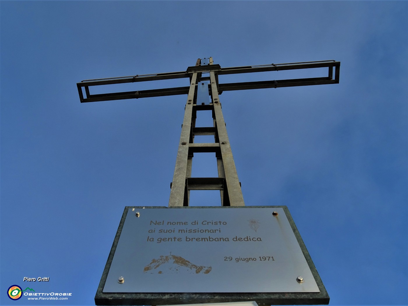 44 Alla croce di vetta del Monte Gioco (1366 m).JPG